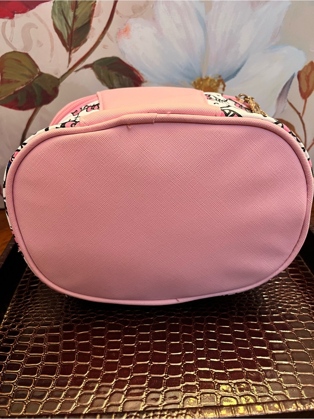 Sanrio Hello Kitty Oval Pink & White Cosmetic Travel Case (GUC) - Picture 7 of 10